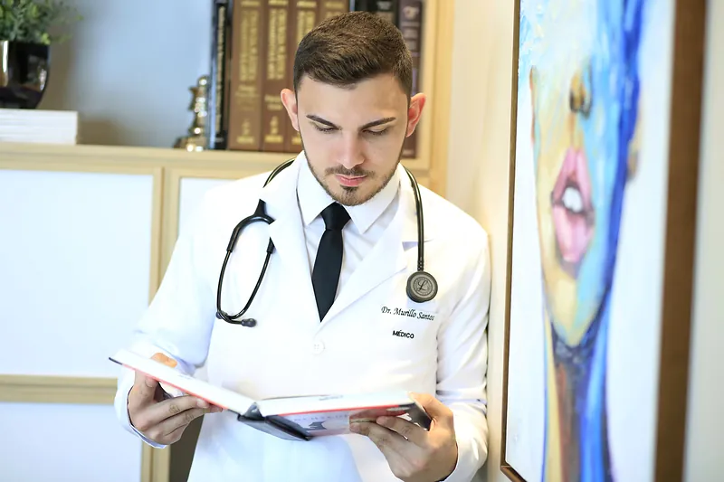Dr. Murillo Santos em atendimento